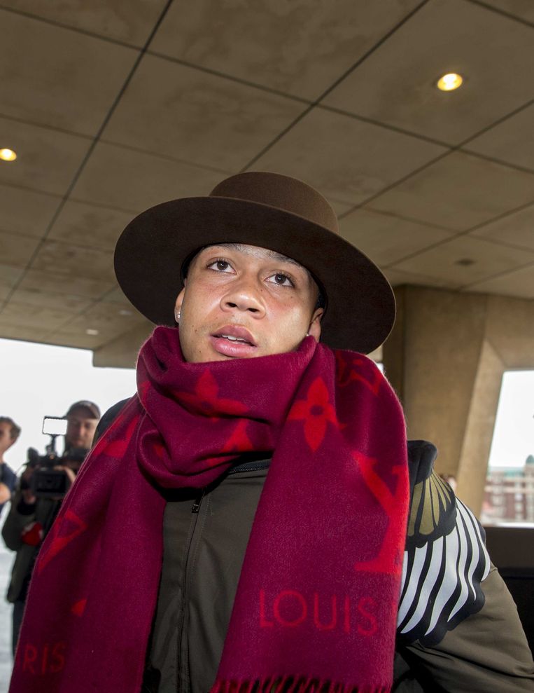 Memphis Depay, met modieuze hoed en sjaal, komt aan bij hotel Huis ter Duin voor een wedstrijd van het Nederlands elftal. Beeld ANP