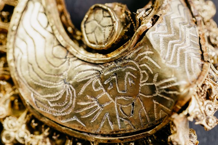 Een van de gouden sieraden, waarin versieringen en een figuur zijn verwerkt. Beeld Fleur Schinning