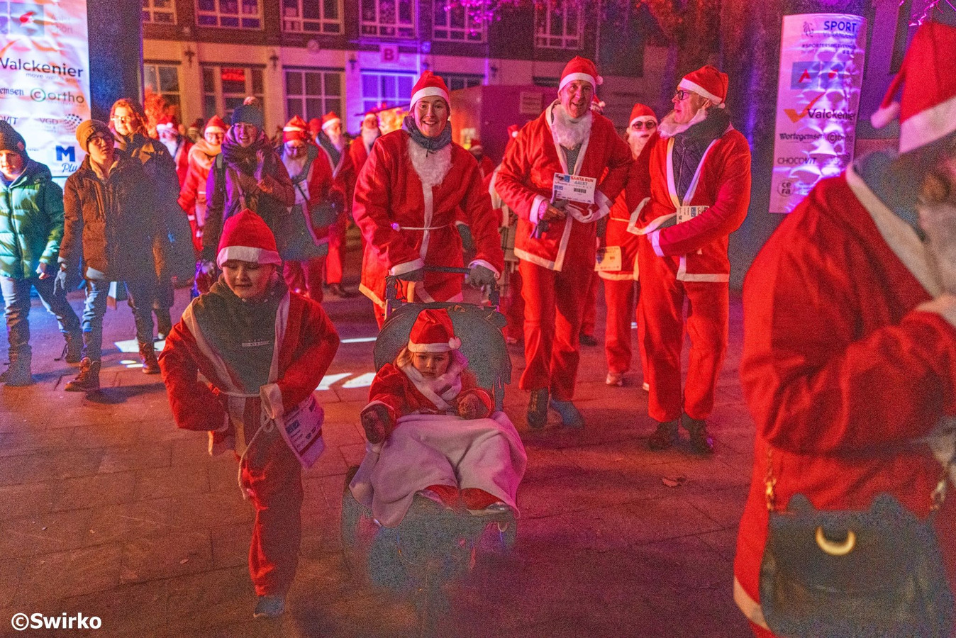 600 Kerstmannen En Vrouwen Rennen Door Aalst “met Jenever En Chocomelkbevoorrading” Foto