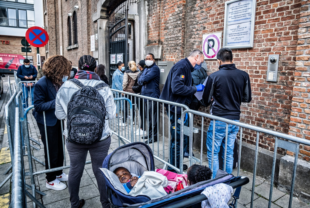 Nieuwkomers schuiven aan bij een centrum van Fedasil in Brussel.  Beeld Tim Dirven