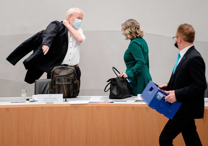 Jaap van Dissel, directeur van het Centrum Infectieziektebestrijding van het RIVM, en Nilufer Gundogan (VOLT) tijdens de briefing in de Tweede Kamer op donderdag.