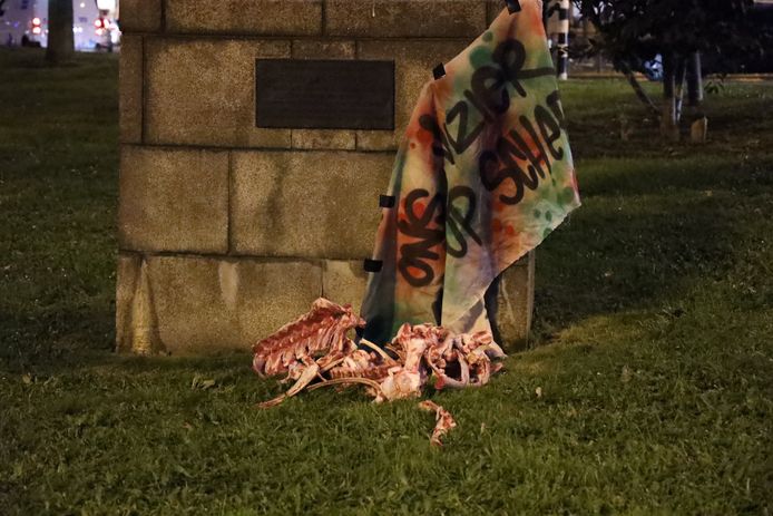 Het beeld Le grand cerf (Hert) van  François Pompon op het Willemsplein in Arnhem waar waarschijnlijk bezoek is geweest van NEC-fans.