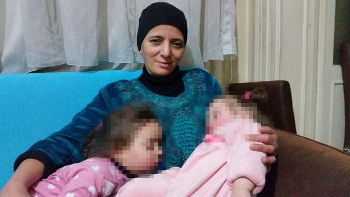 Rachma Ayad, moeder van de in Turkije veroordeelde Syriëstrijdster Amina Ghezzal, met haar kleinkinderen.