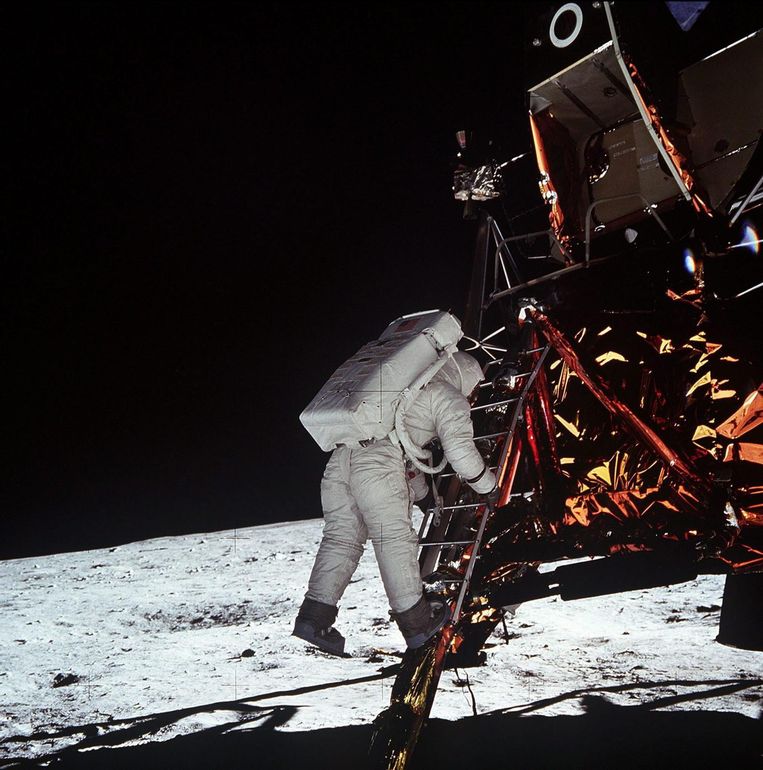 Neil Armstrong zet voet op de maan. Beeld anp