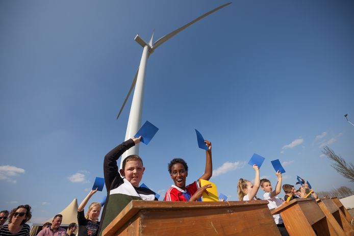 Leerlingen van basisschool De Boemerang uit Zevenbergen speelden bij de opening van Windpark Moerdijk een quiz over windenerergie.