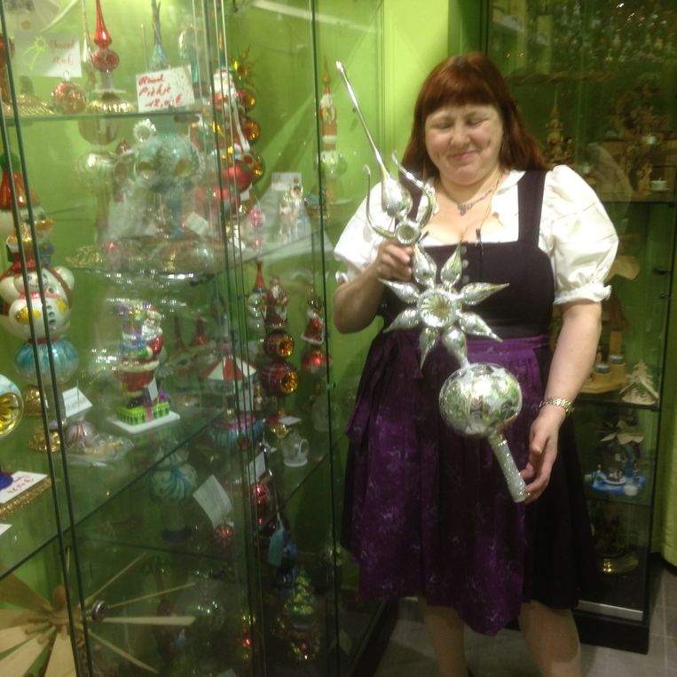 Christel Dauwe met een kerstpiek van wel een halve meter hoog. 'Als je wil imponeren, moet je je elk jaar overtreffen met nog specialere decoratie.' Beeld rv