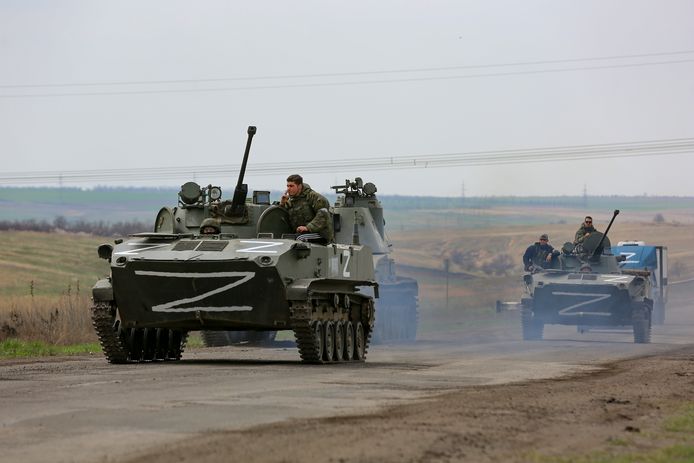 Russische militaire voertuigen met de letter 'Z' nabij Marioepol