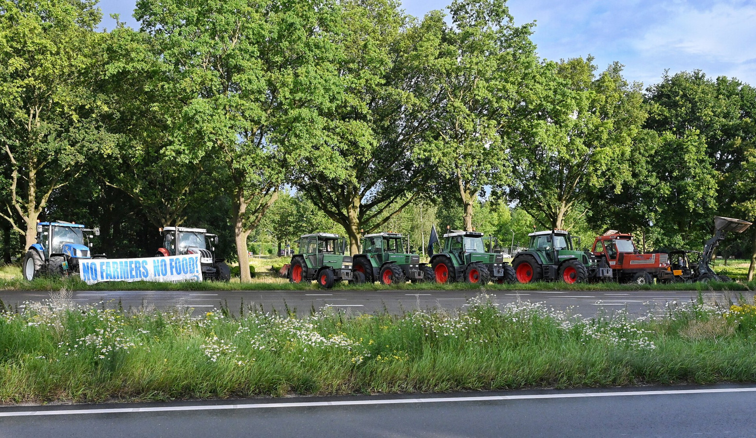 Boeren demonstreren langs de N65 bij Oisterwijk.