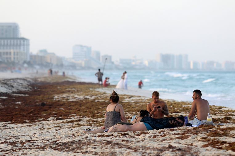 Toeristen afgelopen week op het strand van Cancún. Beeld Jorge Delgado / Reuters