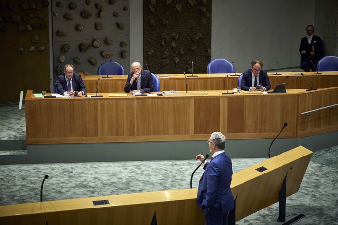 2021-09-29 13:49:33 DEN HAAG - Demissionair staatssecretaris Hans Vijlbrief van Financiën, Minister Stef Blok van Economische Zaken en Klimaat (VVD) en Minister Wouter Koolmees van Sociale Zaken en Werkgelegenheid (D66) tijdens een debat in de Tweede Kamer over het coronasteunpakket. ANP PHIL NIJHUIS