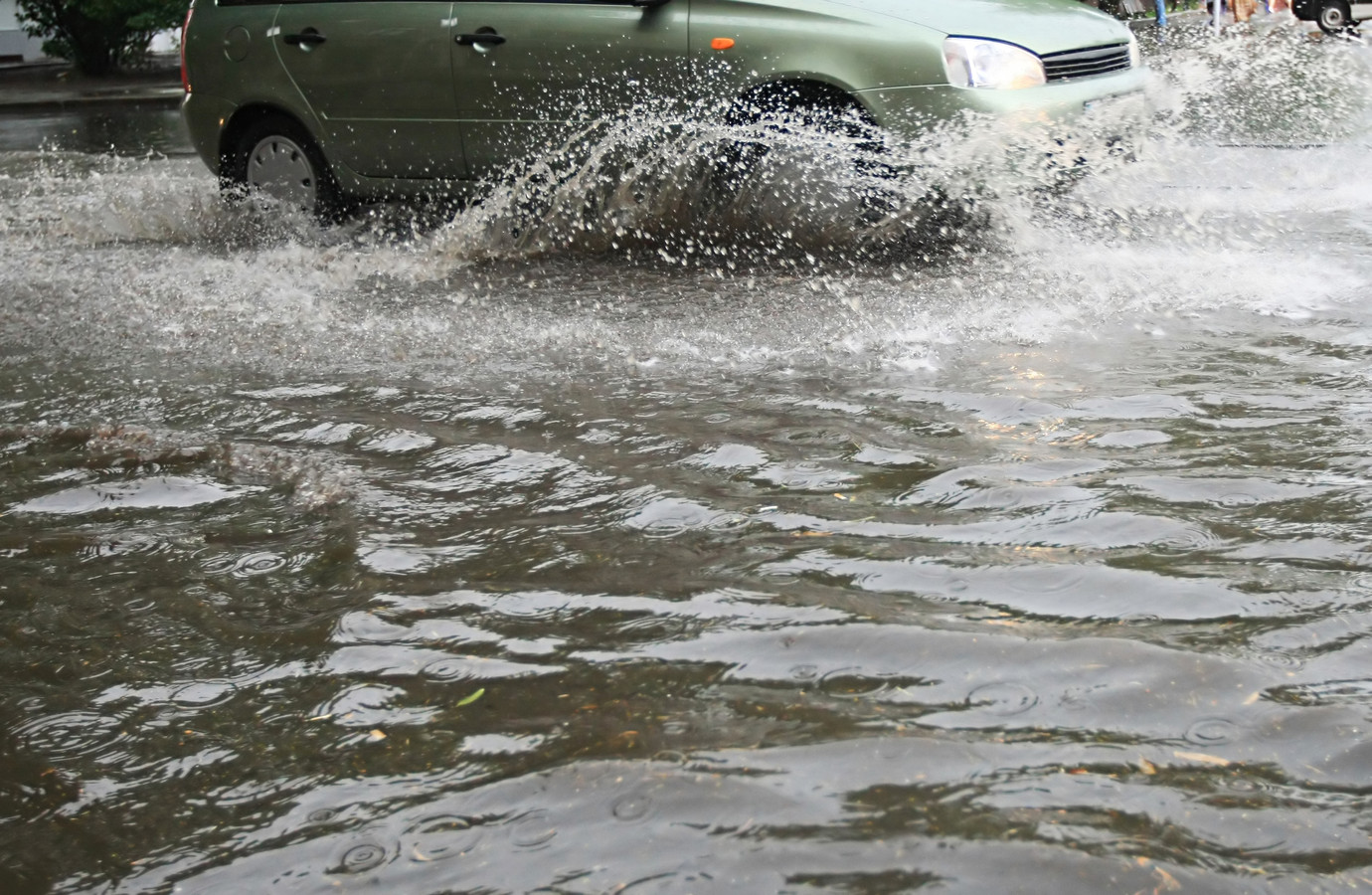 Вода затопила. Потоп на дороге. Вода потоп. Вода на дороге. Затопило дорогу.