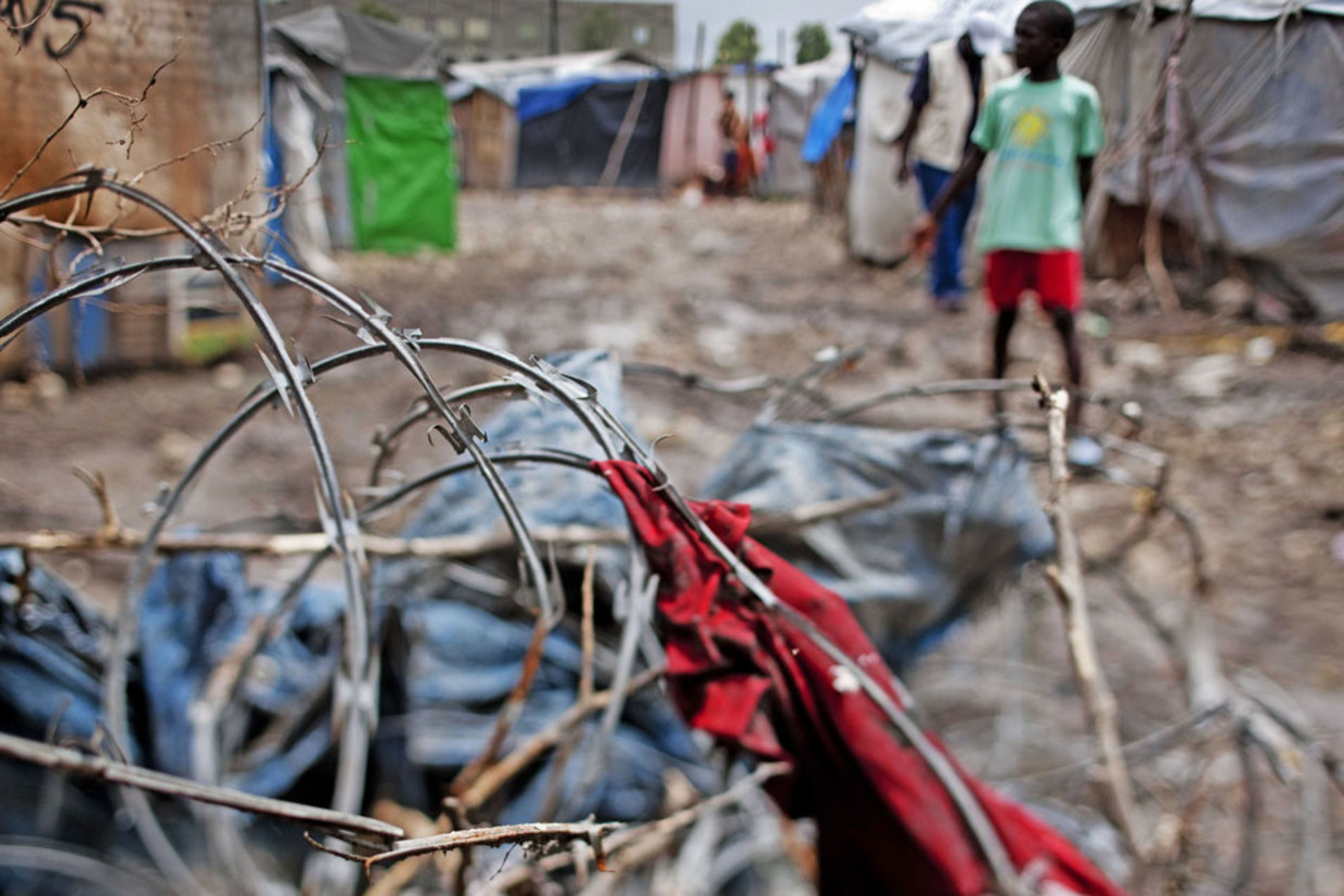 Een opvangkamp in het voetbalstadion van Port au Prince. Hier verblijven HaÃ¯tianen die door de aardbeving hun huis zijn kwijtgeraakt (ANP) Beeld 
