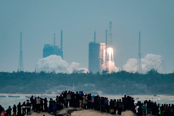 Lancering van de Lange Mars 8-raket op Hainan.