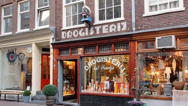 De beelden werden in Amsterdam sinds de zeventiende eeuw als uithangbord gebruikt van een drogist. Beeld Google Streetview