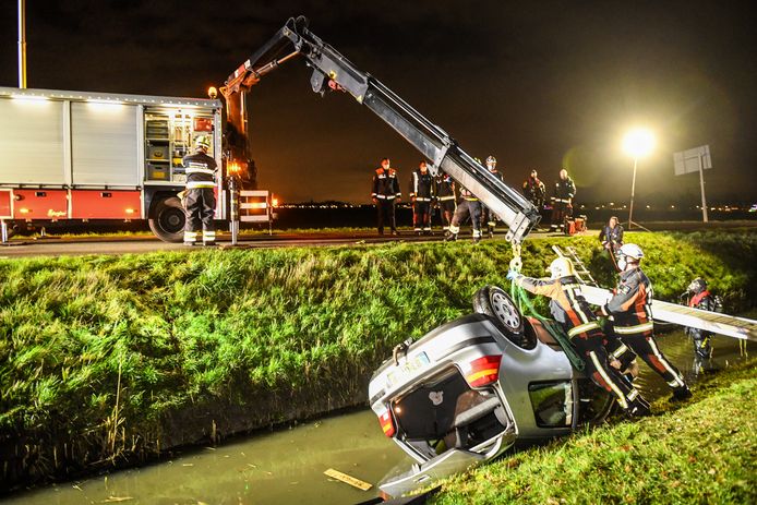 Auto ter water in Zevenhuizen.