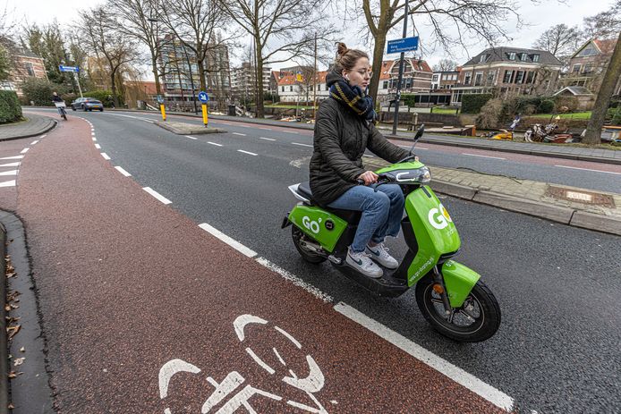 Nog enkele weken te zien in Zwolle: een groene deelscooter van Go Sharing.