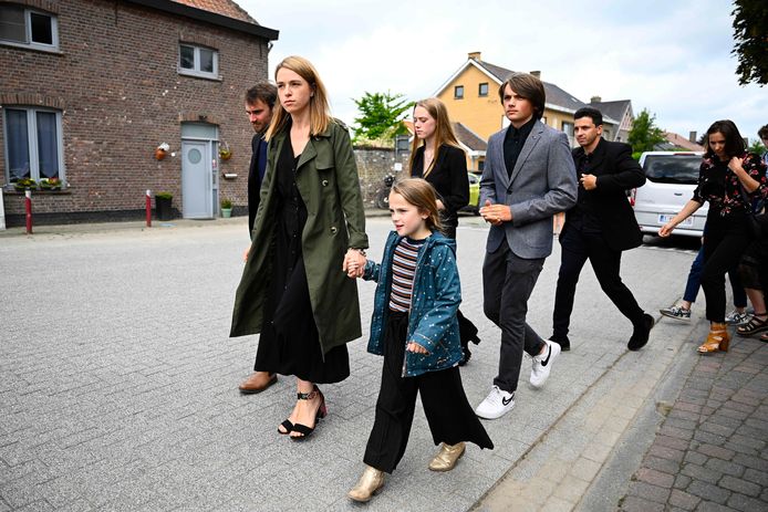 Стефани Бланкарт и Кристофер с тремя детьми, сзади Джуниор Бланкарт и Магали.