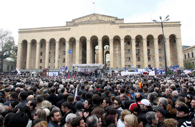 De demonstranten vinden vooral dat Saakasjvili moet vertrekken wegens de vernederende oorlog met Rusland vorig jaar om Zuid-Ossetië. Foto EPA Beeld 