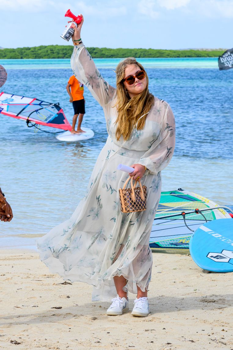Koning Willem Alexander, Koningin Maxima en Prinses Amalia brengen een bezoek aan het Caribisch deel van het Koninkrijk. Op de foto brengen ze een bezoek aan windsurfdemonstratie bij Sorobon. Beeld Brunopress