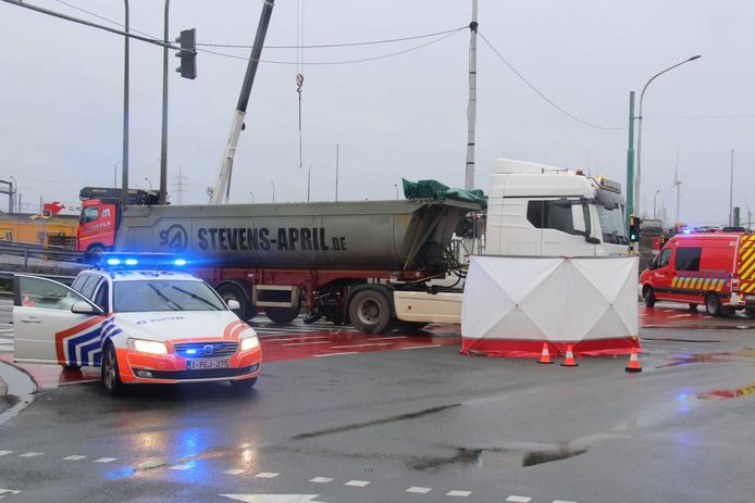 Een motorrijder (59) stief bij de aanrijding met vrachtwagen op Groenendaallaan in Merksem.