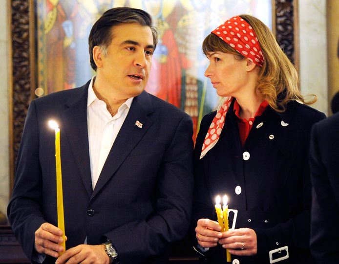 Op deze foto uit 2011 bezoeken Saakasjvili, toen nog president van Georgië, met zijn echtgenote Sandra Roelofs een orthodoxe paasmis in de Georgische hoofdstad Tblisi.