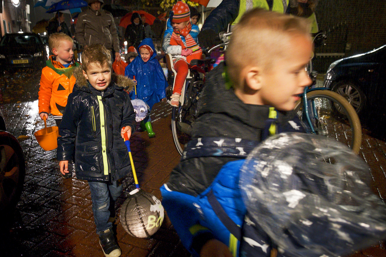 Aarlanderveen viert SintMaarten in de stromende regen Foto AD.nl