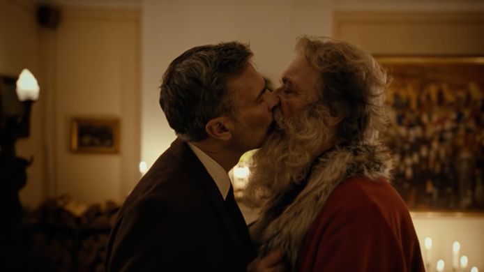 En el anuncio 'When Harry Meets Santa', la empresa postal noruega Posten celebra que la homosexualidad lleva 50 años prohibida.  El anuncio termina con un beso entre Santa y Harry.