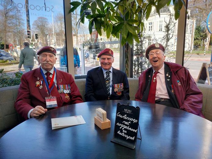 Opperbeste stemming bij de veteranen in Schoonoord in Oosterbeek op 11 maart. In het midden Larry Martin.