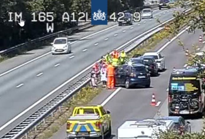 Het ongeluk op de A12 bij de afrit Zevenaar op camerabeeld van Rijkswaterstaat.