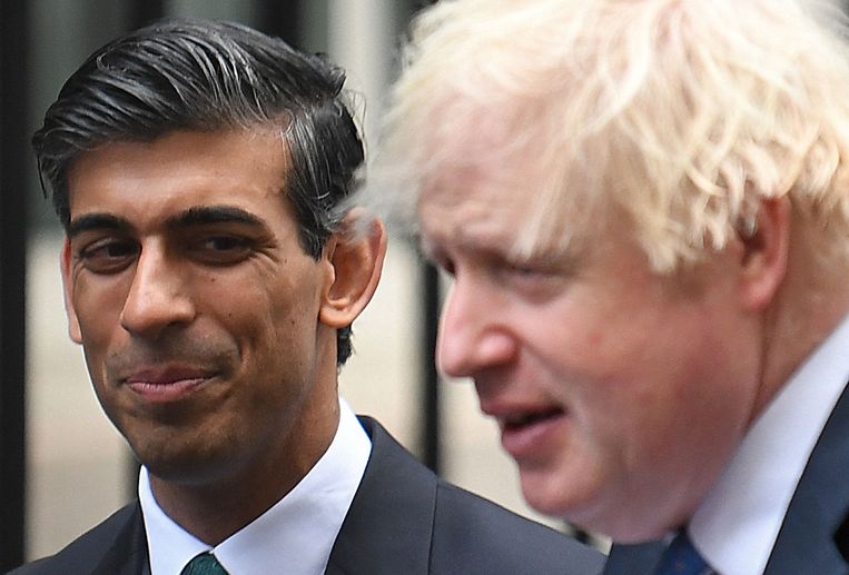 De Britse minister van Financiën Rishi Sunak en premier Boris Johnson liggen nu allebei onder vuur. Sunak door het belastingsschandaal van zijn vrouw, Johnson door lockdownfeestjes. Beeld AFP