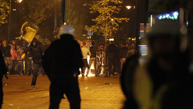 Leden van de Mobiele Eenheid tijdens de rellen in Haren. Beeld ANP