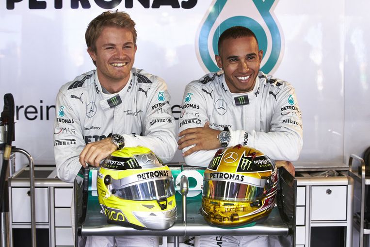 Teamgenoten Nico Rosberg (links) en Lewis Hamilton. Beeld ap