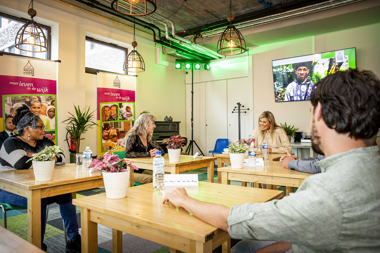 Koningin Maxima tijdens een werkbezoek aan vrijwilligersorganisatie House of Hope in Rotterdam. Deze organisatie helpt kwetsbare bewoners van Rotterdam-Zuid bij maatschappelijke, financiële en praktische problemen. Beeld ANP