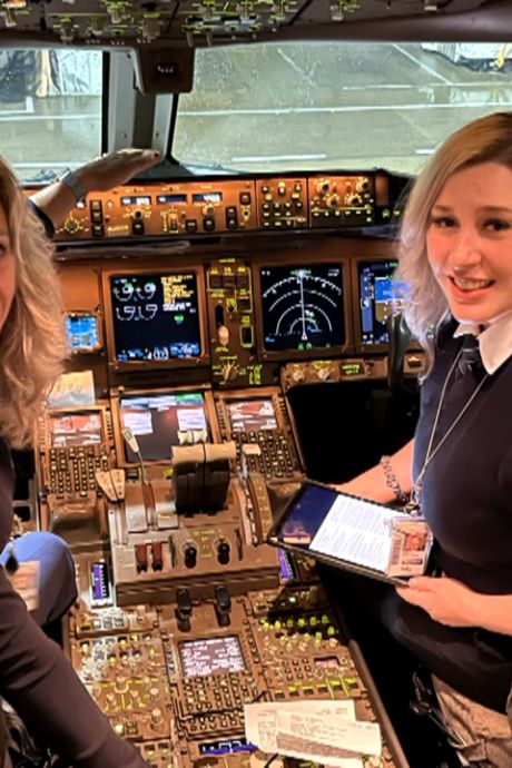 “Un beau moment”: une mère et sa fille deviennent les premières à copiloter sur le même vol international