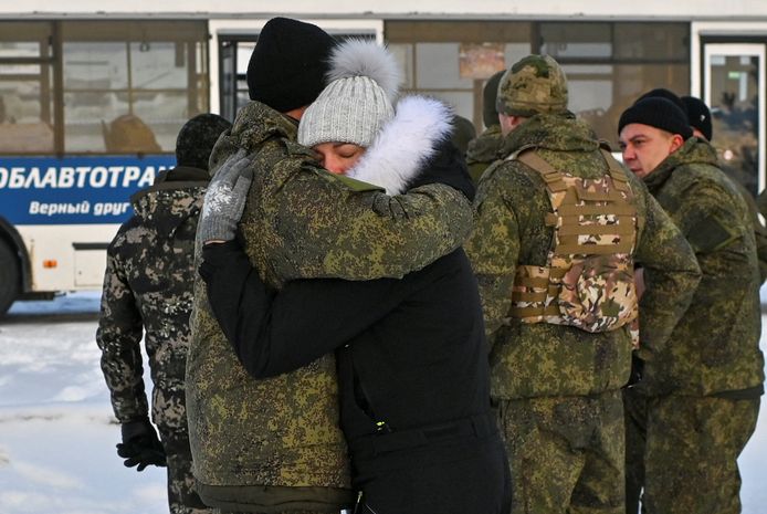 Un riservista russo dice addio a Omsk.
