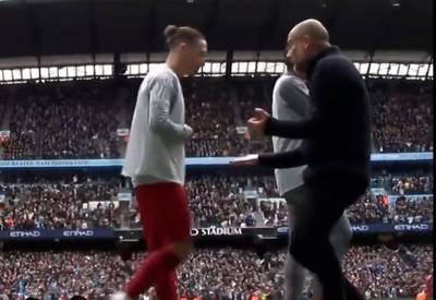 L'étonnante et exubérante célébration de Guardiola, prêt à fêter un but... avec les Reds