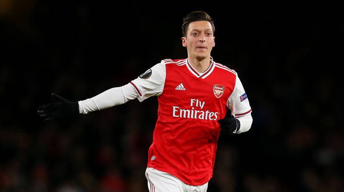 Mesut Özil salvou o mascote do Arsenal 