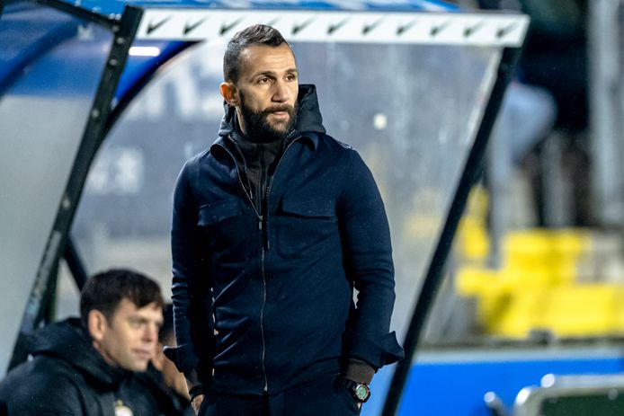 Adil Ramzi is de trainer van Jong PSV.