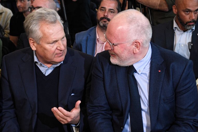 Aleksander Kwasniewski ontmoette Frans Timmermans in Warschau in de aanloop naar de afgelopen Europese verkiezingen. Beeld EPA
