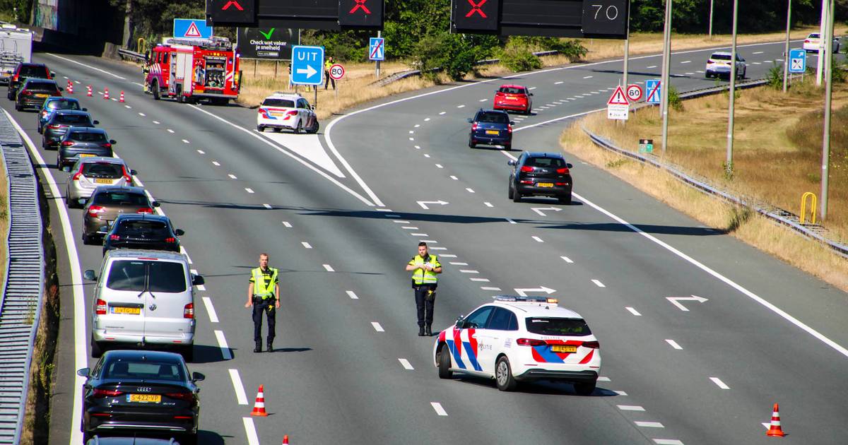 Auto in brand op snelweg A28, file door afgesloten rijstroken