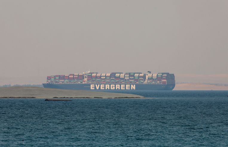 De Ever Given kwam vast te zitten in het Suezkanaal.  Beeld AP