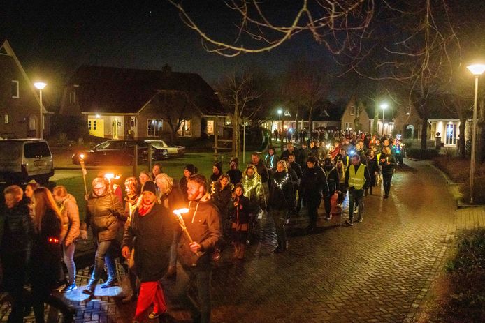 De eerste protestmars trok ongeveer 400 demonstranten.