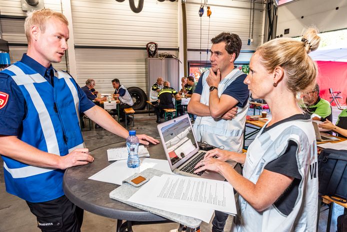 In de brandweerkazerne van Boskoop oefenen leden van het crisisteam met grootschalige incidenten. Het crisisteam moet de hulpverleners (brandweer, politie, gemeente, geneeskundige diensten en anderen) bij grote calamiteiten aansturen. In deze simulatie krijgen zij te maken met een gijzeling.