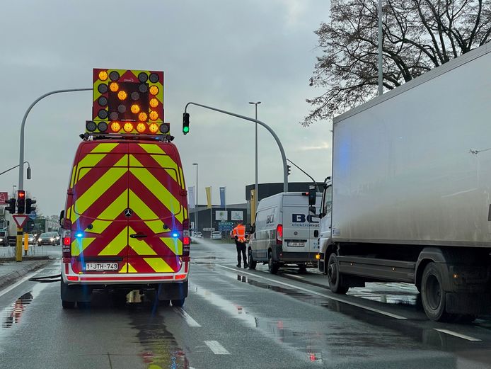 ROESELARE: op het kruispunt van de N32 met de Diksmuidsesteenweg zorgden de opruimwerken wel even voor verkeershinder.
