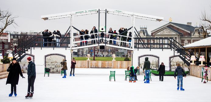 De ijsbaan op het Museumplein bestaat al jaren naast de Museum Market.