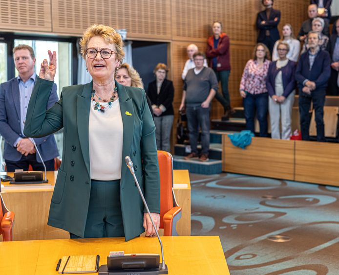 Fractievoorzitter Carla Evers van de BBB legt de eed af.