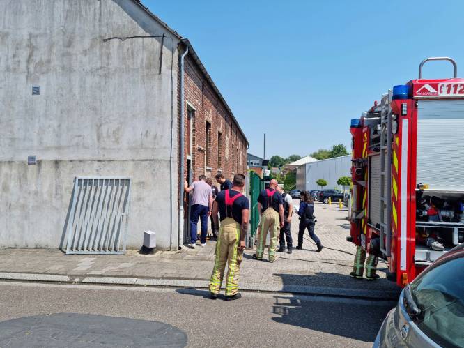 Toegangsdeur bibliotheek Erembodegem vat vuur, brandweer kan brandje snel blussen 