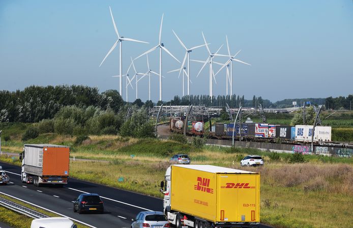 Windmolens langs de A15 en de Betuwelijn.