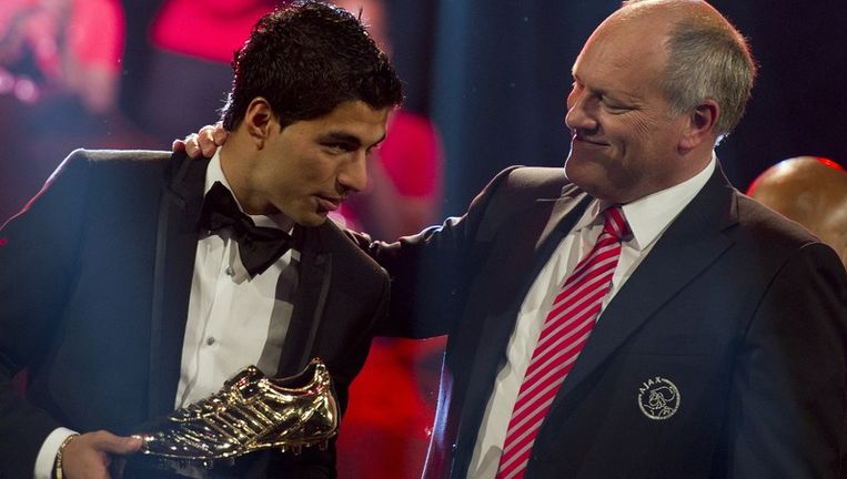Luis Suarez (L) ontvangt uit handen van Martin Jol de Gouden Schoen. De aanvaller van Ajax werd vorig seizoen verkozen tot voetballer van het jaar. Beeld anp