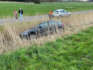 Man eindigt in gracht langs E40 na uitwijkmanoeuvre 
